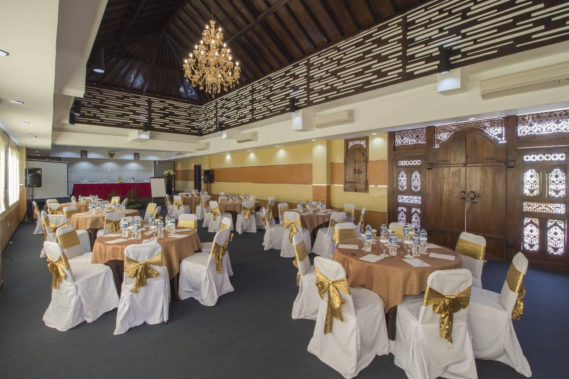 Grand Puri Saron Hotel Malioboro Yogyakarta Dış mekan fotoğraf