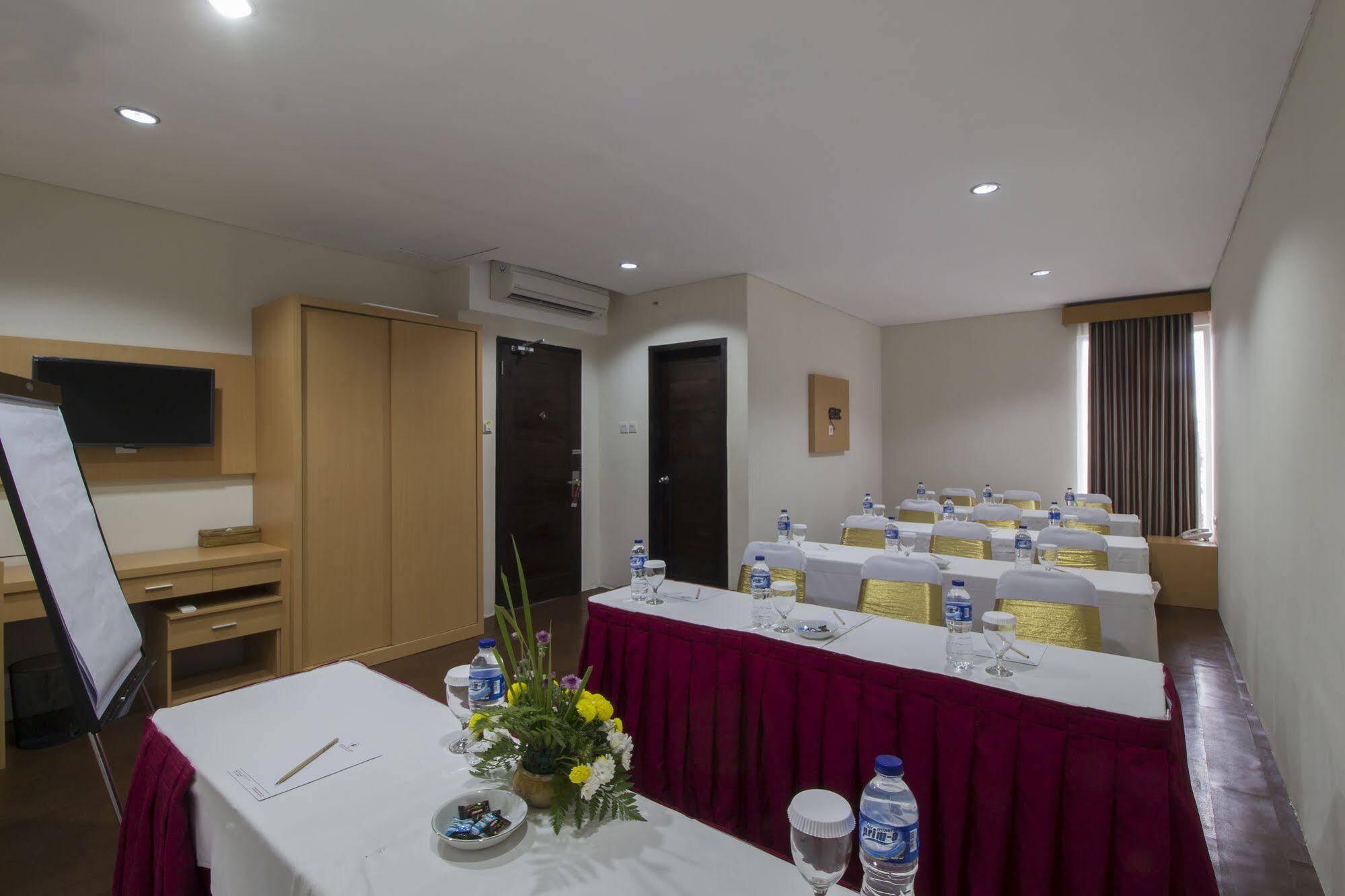 Grand Puri Saron Hotel Malioboro Yogyakarta Dış mekan fotoğraf